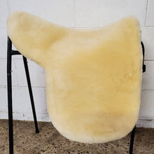 Load image into Gallery viewer, Horsedream fully lined sheepskin Jumping numnah, showing the sheepskin underside