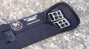 Barefoot Stretch & Breath® Dressage Girth. Special elasticated material designed to stretch when your horse breathe